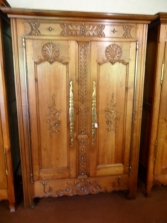 armoire sculptée et cloutée